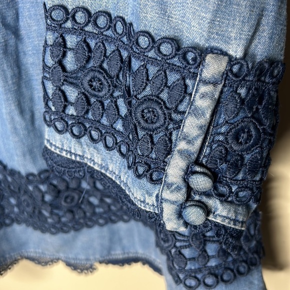 ANTHROPOLOGIE HOLDING HORSES Blue Lace Chambray Popover Blouse Size 2 - Picture 7 of 16